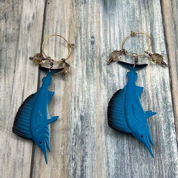 ⭐️Adorned Crown Artisan Assemblage aquarium collection marlin earrings - Picture 5 of 9